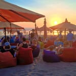 Pantai Seminyak “Keindahan Modern” Bersantai di Pantai yang Bergaya
